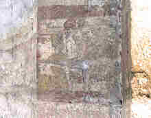 Le figure di un re e di una regina longobardi, dipinti sui pilastri che sostengono larco trionfale